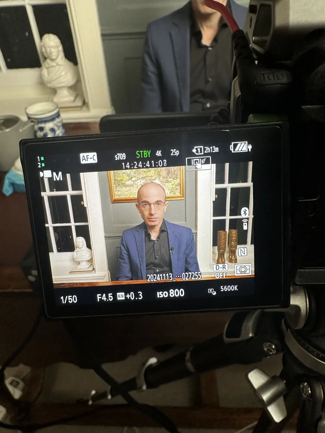 Yuval Noah Harari · 直播连线 — 项目画面